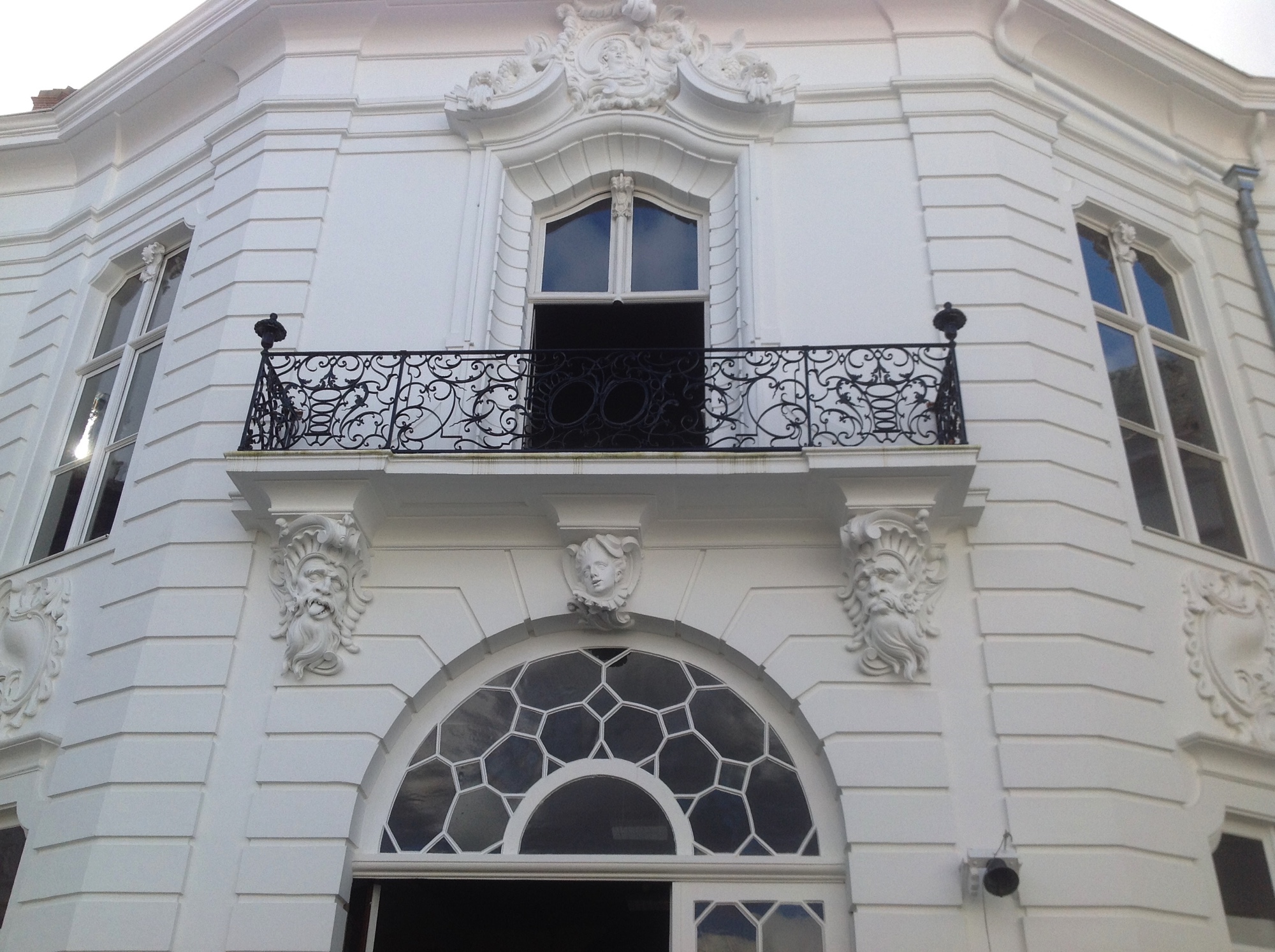 Restauratie van monumentaal balkon Hotel Vanden Meersche Gent